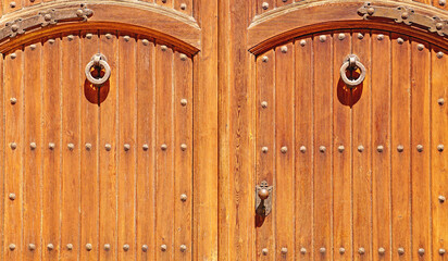 Detalle de puertas y herrería para fondos y texturas del Monasterio de Les Santes Creus en la provincia de Tarragona, Catalunya, España, Europa