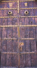 Detalle de puertas y herrería para fondos y texturas del Monasterio de Les Santes Creus en la...