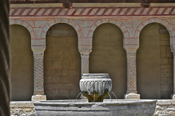 Follina, fontana nel chiostro dell'Abbazia cistercense di Santa Maria - Treviso	