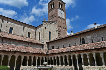 Follina, il chiostro ed il campanile della chiesa dell'Abbazia cistercense di Santa Maria - Treviso	