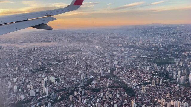 Teile der Stadt Sao Paulo in Brasilien aus der Vogelperspektive vom Flugzeug aus gesehen ein paar Minuten vor der Landung auf dem Flughafen von Guarulhos / Sao Paulo, Brasilien kurz nach Sonnenaufgang