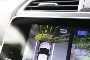 車のクリアランスソナーがナビ画面に表示されている