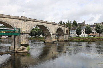 Fototapeta na wymiar Ancien pont du chemin de fer sur la rivière Aulne, village de Chateaulin, département du Finistère, Bretagne, France