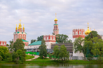 Obraz premium Moscow, Russia - August 12, 2022 : Novodevichy Monastery.The Cathedral in honor of the Smolensk icon of the Mother of God and the Church of the Intercession of the Most Holy Theotokos