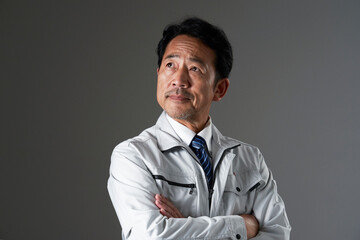 ミドルエイジの作業員のポートレート　黒背景