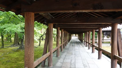 Deurstickers 京都雨の寺 © 利光 守本