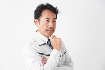考えるミドルエイジの作業員　白背景