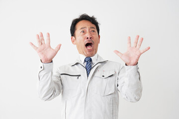 驚くミドルエイジの作業員　白背景