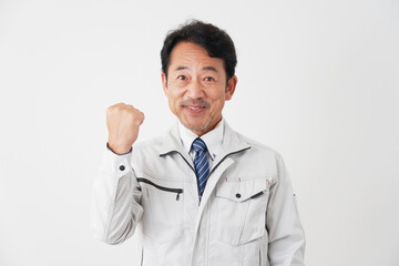 ガッツポーズをするミドルエイジの作業員　白背景