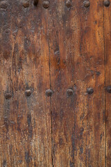 gros plan sur une porte ou une planche en bois usée, pouvant servir d'arrière plan ou de fond de page texturé
