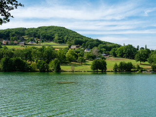 Colline au bord du lac, vue rive opposée