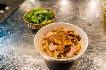 ホイアン名物の汁無し麺　カオラウ