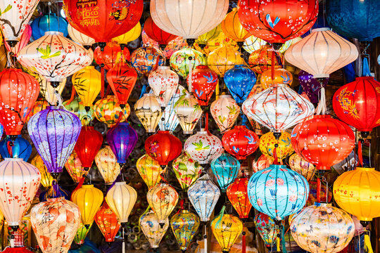ホイアンのカラフルなランタン