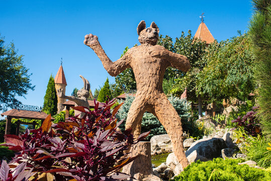 farm Staraya Stanitsa, Kamensky district, Rostov region, Russia. August 26, 2023.
figure or sculpture of a cat in the landscape "Loga" park
