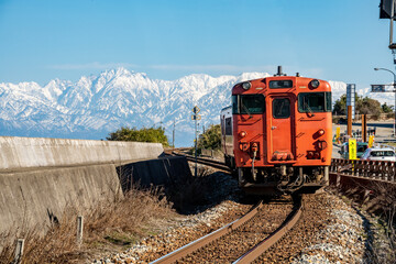 雨晴海岸にて 海岸沿いを走る氷見線と立山連峰-3