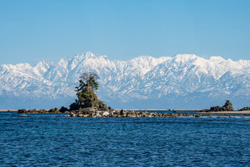 雨晴海岸にて 女岩と立山連峰-4