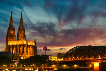 Köln mit Dom in der Dämmerung