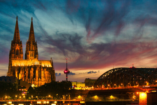 K&ouml;ln mit Dom in der D&auml;mmerung