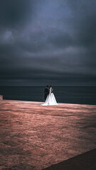 Pareja postando antes de casarse