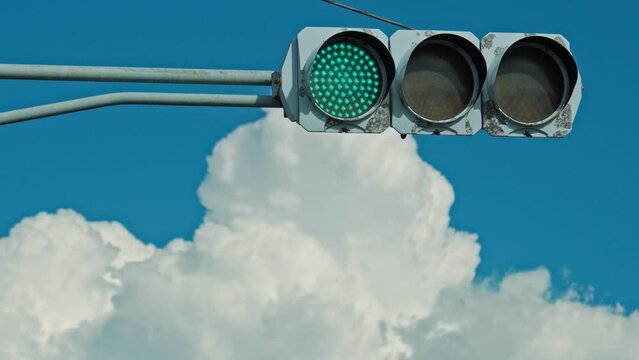 真っ白な入道雲と信号機：信号が赤から青へと変わる様子	