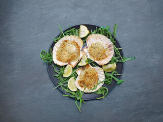 scallops au gratin cooked in the oven with parsley and lemon.