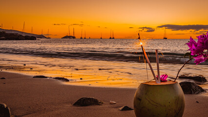 Noix de coco fraîche sur le sable au coucher de soleil en Martinique, Antilles Françaises.	