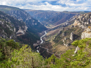 Naklejka premium Tarn river gorge from Hourtous rock, Rieisse, France