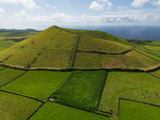 Paisagem açoriana com prados e campos de milho no interior da ilha Terceira nos Açores. 