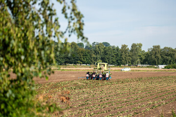 Fototapeta premium Landwirtschaftliche Arbeit mit dem Traktor