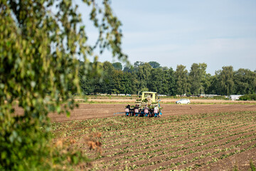 Landwirtschaftliche Arbeit mit dem Traktor