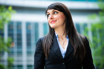 Fototapeta premium Smiling businesswoman poirtrait outdoor in a modern setting