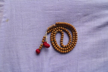 Obraz premium Woods 99 beads Tasbih of Muslim prayer,necklace of beads