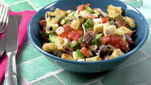 salade grecque tomates, concombres oignons rouges et feta
