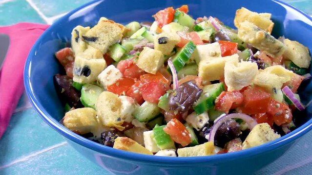 salade grecque tomates, concombres oignons rouges et feta