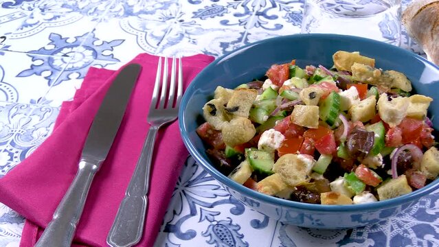 salade grecque tomates, concombres oignons rouges et feta