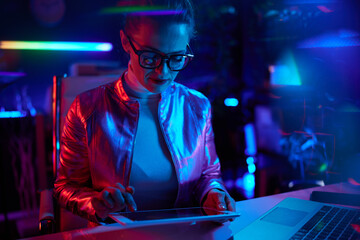 Fototapeta na wymiar modern woman in glasses using tablet PC in modern office