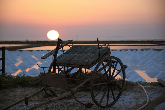 Antico carretto alle saline durante il tramonto