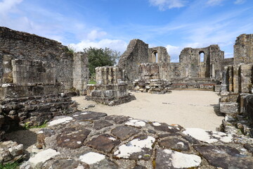 Fototapeta na wymiar Ruines et vestiges de l'ancienne abbaye, village de Landevennec, département du Finistère, Bretagne, France