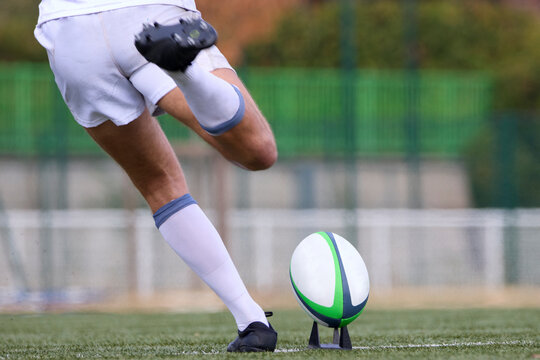 transformation au rugby Legs of rugby player kicking ball	