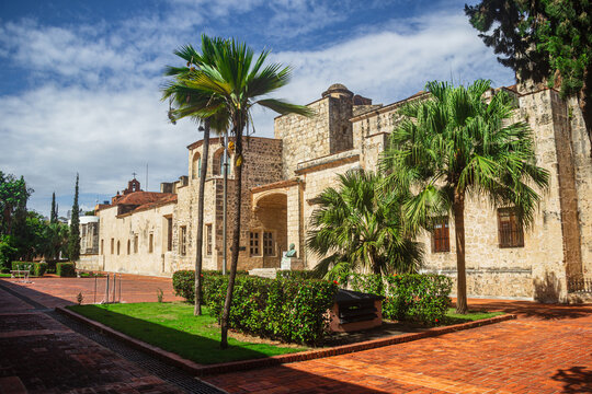 Catedral en el Parque Col&oacute;n, Santo Domingo - Rep&uacute;blica Dominicana