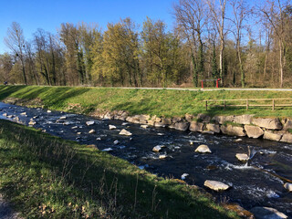 Sandbach bei Iffezheim, Überlauf Kanal mit großen Steinen im Wasser
