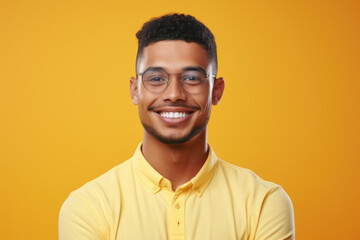 Obraz premium Picture of man wearing glasses and yellow shirt. This image can be used to represent stylish, modern look or for fashion-related content.