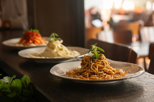 Lindo prato de comida feito em restaurante caro.