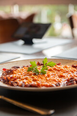 Lindo prato de comida feito em restaurante caro.