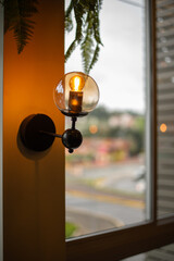 Ambientação de restaurante caro e aconchegante.