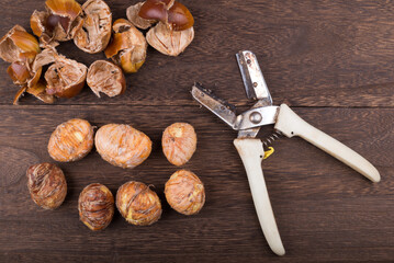 栗剥き器と鬼皮を剥いた栗の実