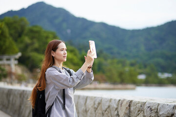 スマートフォンで写真を撮るインバウンド旅行者