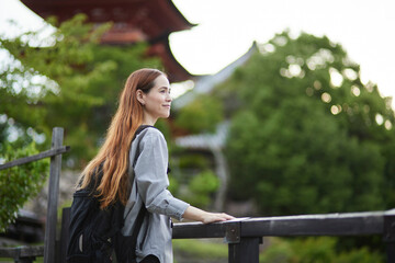 旅行を楽しむ外国人観光客