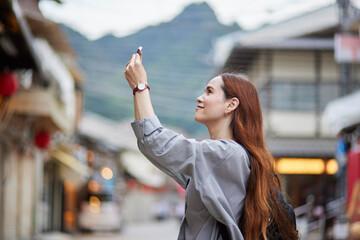 商店街を歩くリュックを背負った外国人の旅行者