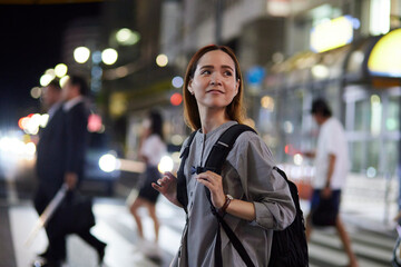 夜の街を歩くインバウンドの旅行者